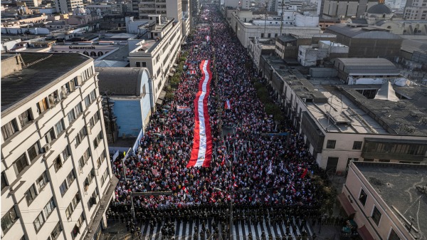 11月5日，成千上萬的示威者在利馬街頭舉行抗議活動，要求左翼總統佩德羅．卡斯蒂略 (Pedro Castillo)下臺。（圖片來源：ERNESTO BENAVIDESAFP via Getty Images）(16:9)