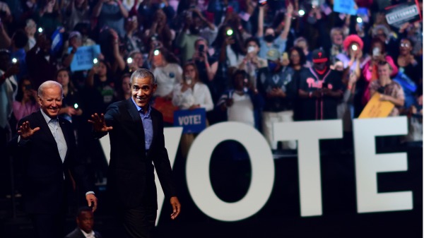 2022年11月5日，前美國總統奧巴馬和總統拜登在賓州費城為民主黨候選人助選。（Mark Makela/Getty Images）