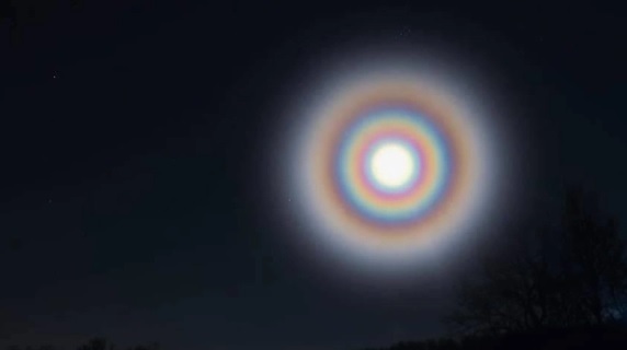 月照人歸——今年各地出現多重彩虹光圈月暈有感(組圖)