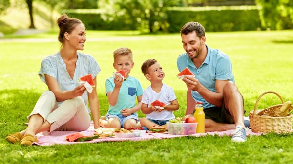 家人野餐吃西瓜