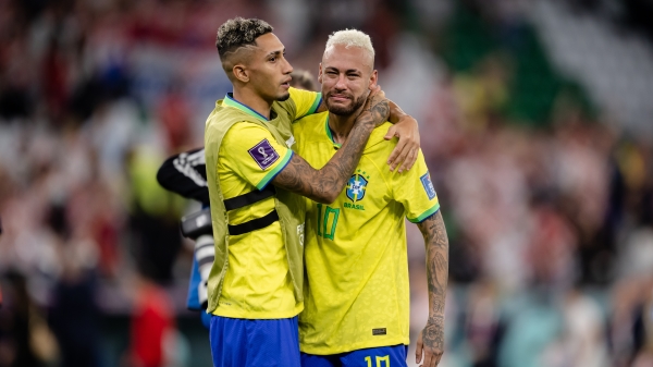 2022 年 12 月 9 日在教育城體育場舉行的卡達 2022 年世界杯四分之一決賽后，巴西的內馬爾（右）哭泣，得到巴西的拉菲尼亞（左）的安慰。