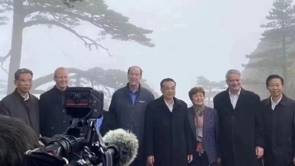 中共國務院總理李克強帶領六大國際經濟組織負責人游黃山，從網傳的畫面可見，李克強與外賓均未佩戴口罩。