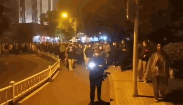 網傳南昌大學江西醫學院專碩生聚集抗議，要求同工同酬，學校大門已鎖，門口有警車，校內依舊在抗議。
