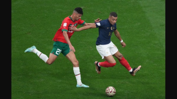 法国的 Kylian Mbappe 和摩洛哥的 Achraf Dari 于 2022 年 12 月 14 日在卡塔尔的 Al Bayt 体育场举行的法国和摩洛哥之间的 FIFA 世界杯卡塔尔 2022 半决赛中争夺球权。