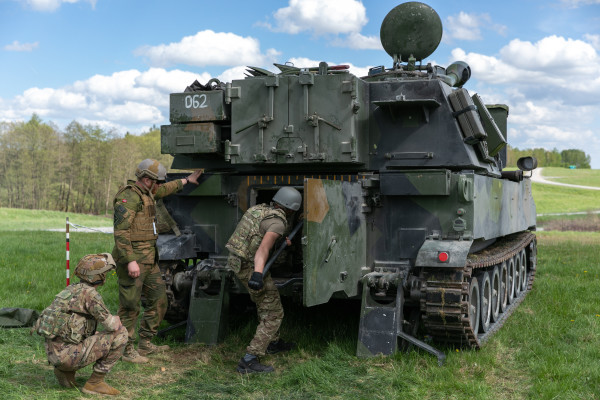 圖為2022 年 5 月 11 日，一名烏克蘭砲兵在德國 Grafenwoehr 訓練區接受使用 M109自行榴彈砲的操作訓練。訓練員是來自美國和挪威的士兵。（圖片來源：US Army Sgt. Spencer Rhodes/USDOD）