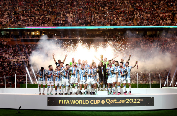 12月18日，梅西率领阿根廷队在卡塔尔世界杯决赛中击败卫冕冠军法国队赢得世界杯。
