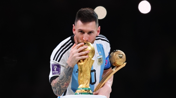 阿根廷队的梅西在2022年卡达世界杯决赛中在卢赛尔市卢赛尔体育场举行的阿根廷和法国决赛中获得了世界杯最佳球员奖后，亲吻了世界杯奖杯。
