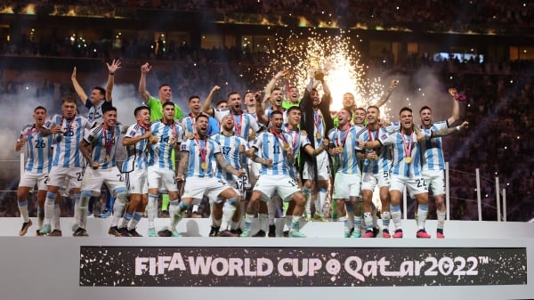 2022年12月18日，阿根廷队庆祝世界杯奖杯。