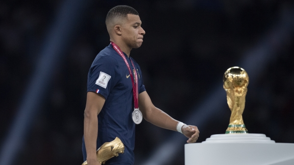 法国的姆巴佩（Kylian Mbappe ）上演“帽子戏法”，个人8粒入球获得卡达世界杯金靴奖。
