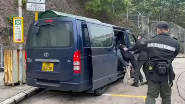 12月17日，一名32岁女子在赤柱监狱外被匪徒推上一架货Van。期间在场的两名惩教人员并没有阻止事件发生。（图片来源：视频截图）