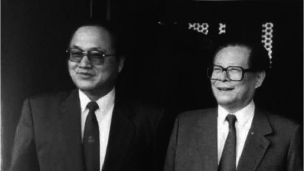 现任中央宣传部顾问、国务院稽查特派员刘吉（左）染疫去世。（图片来源：网络）