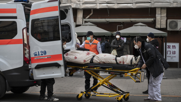 2022年12月21日北京，一辆救护车把一位染疫者送到一处发热门诊。
