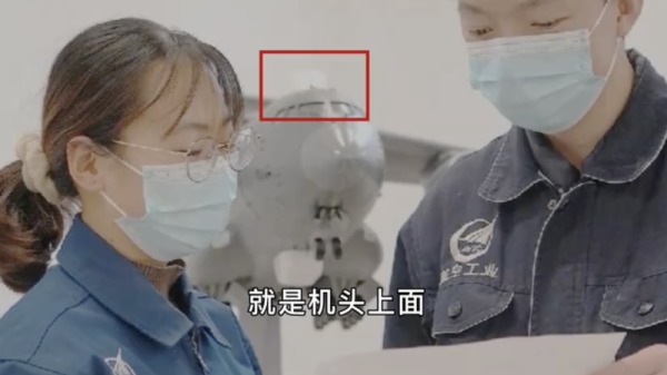 疑似是中國版「末日飛機」圖片光，上頭有白色突起物，專家指可能是整流罩。