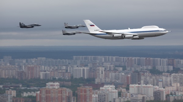 俄末日飞机“伊留申IL-80”（Ilyushin Il-80），机头可以看到加油探头。