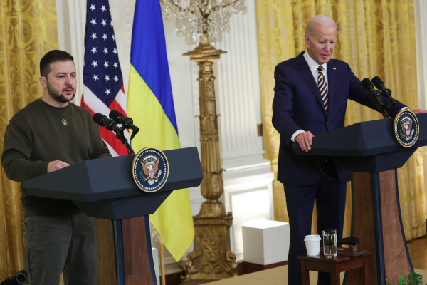 2022 年 12 月 21 日，美国总统乔・拜登（右）和乌克兰总统沃洛德米尔・泽连斯基（Volodymyr Zelensky，左）在白宫举行双边会谈后召开联合新闻发布会。这是泽连斯基自从2月24日俄罗斯入侵乌克兰的战争爆发以来已知的首次离开乌克兰出访。美国五角大楼在拜登与泽连斯基会面期间宣布向乌克兰再额外提供一个价值 18.5 亿美元的重大武器包，其中包括美国将首次向乌克兰派遣的一套“爱国者”防空导弹发射架（车载移动炮台）。（图片来源：Alex Wong/Getty Images）