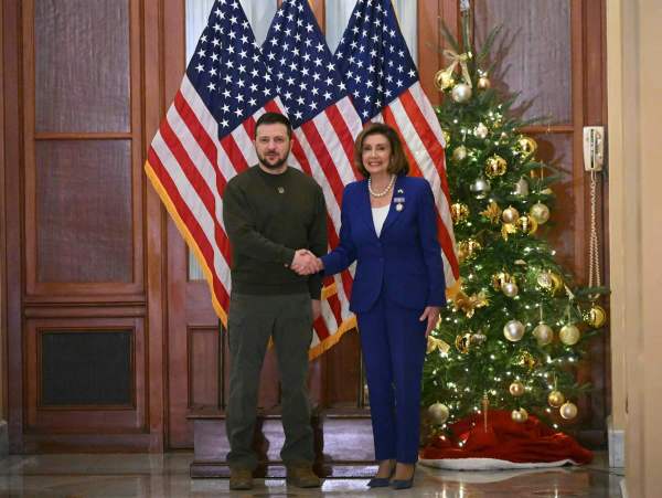2022 年 12 月 21 日，美國國會眾議院議長南希·佩洛西（Nancy Pelosi，右）在美國國會大廈歡迎烏克蘭總統沃洛德米爾·澤連斯基（Volodymyr Zelensky，左）的到訪。這是澤連斯基自2月24日俄羅斯發動入侵烏克蘭的戰爭以來，第一次離開烏克蘭出訪。他在白宮與美國總統喬·拜登會見後又在美國國會發表了講話。佩洛西對澤連斯基的接待也成為佩洛西即將結束她的20年領導地位前的又一個高光時刻。（圖片來源：MANDEL NGAN/AFP via Getty Images）