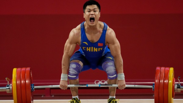 2021 年 7 月 31 日在日本东京举行的东京国际论坛上，中国队的吕小军参加举重比赛-男子 81 公斤级 A 组比赛。