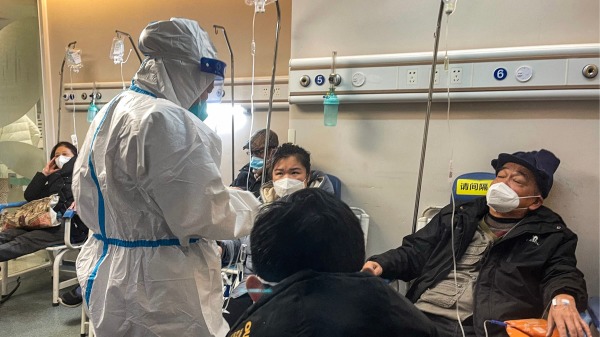 2022年12月23日，人们在上海长宁区一家医院的发热门诊区接受医疗救治。