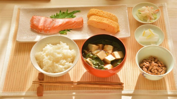 日本人的餐桌上可以看到很多的碗碟，但是其中的分量却很少