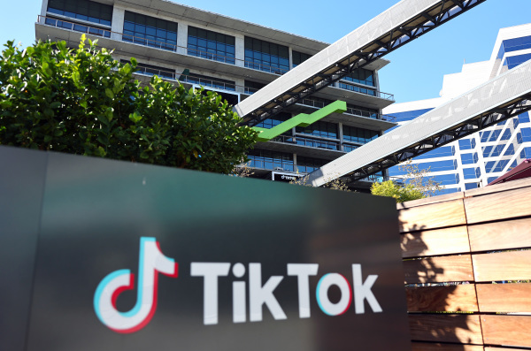 圖為2022年12月20日，美國加利福尼亞州卡爾弗城（Culver City），TikTok（抖音）辦公樓外的TikTok徽標。美國國會正在推動一項兩黨立法，禁止美國聯邦政府設備使用TikTok這個有共產中國背景的社交媒體應用程序。（圖片來源：Mario Tama/Getty Images）