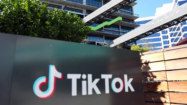 2022 年 12 月 20 日，美國加利福尼亞州卡爾弗城（Culver City），TikTok（抖音）辦公樓外的TikTok徽標。美國國會正在推動一項兩黨立法，禁止美國聯邦政府設備使用TikTok這個有共產中國背景的社交媒體應用程序。（圖片來源：Mario Tama/Getty Images）