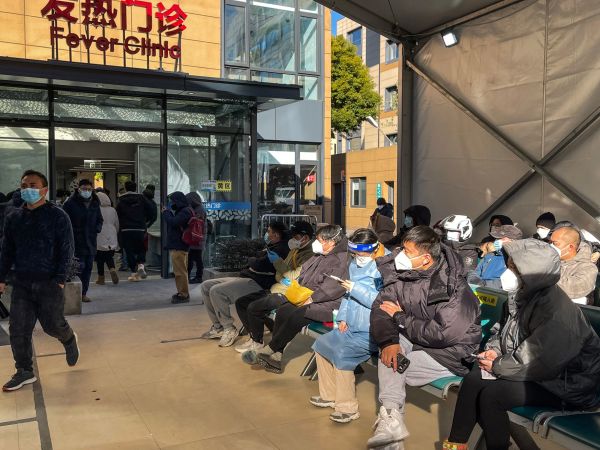 2022年12月23日，在上海一家發熱門診外等待的病人們。