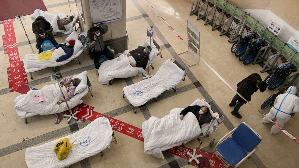 2022年12月23日，中国重庆市第五人民医院的走廊里也摆满了新冠病毒病人临时床位。（图片来源：NOEL CELIS/AFP via Getty Image）(16:9)