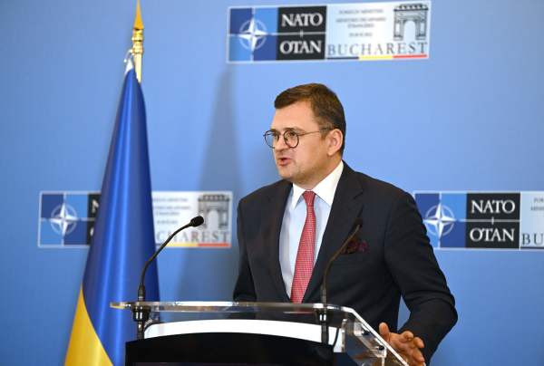 圖為2022 年 11 月 30 日，在羅馬尼亞布加勒斯特舉行的北約（NATO ）外長會議結束時，烏克蘭外交部長德米特羅·庫萊巴（Dmytro Kuleba）在新聞發布會上講話。（圖片來源：DANIEL MIHAILESCU/AFP via Getty Images）