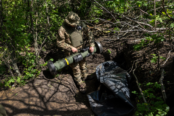 图为2022 年 5 月 20 日，在乌克兰东部的哈尔科夫州（Kharkiv Oblast）前线，一名乌克兰陆军士兵在将一枚美国制造并援助的单兵携带式标枪（Javelin）反坦克导弹设置到战斗位置。（图片来源：John Moore/Getty Images