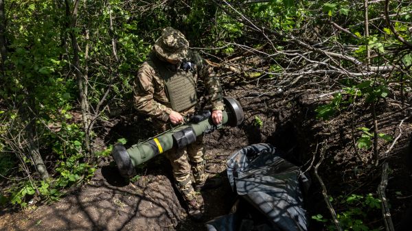 乌克兰一名乌克兰陆军士兵在将一枚美国制造并援助的单兵携带式标枪（Javelin）反坦克导弹设置到战斗位置。
