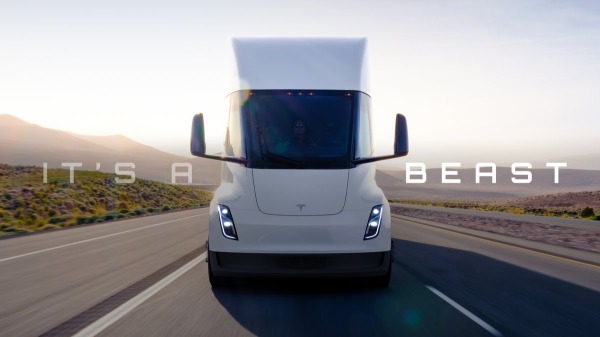 電動車大廠特斯拉執行長馬斯克1日將公司製造的首輛電動卡車Semi交貨給百事公司。（圖取自twitter.com/Tesla）