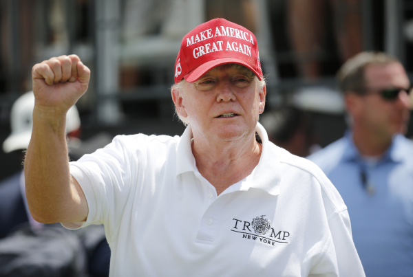 圖為2022 年 7 月 31 日，美國前總統川普出現在新澤西州貝德明斯特（Bedminster）舉行的 LIV 高爾夫邀請賽上。（圖片來源：Jonathan Ferrey/LIV Golf via Getty Images）