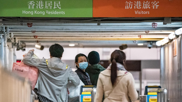 中港通关在即，时评人杜耀明形容香港“无险可守”，评论认为一旦大陆游客来港争夺医疗资源，必然增加香港人的不便和慌恐。图为香港深圳边境的罗湖口岸。（图片来源：Getty Images）