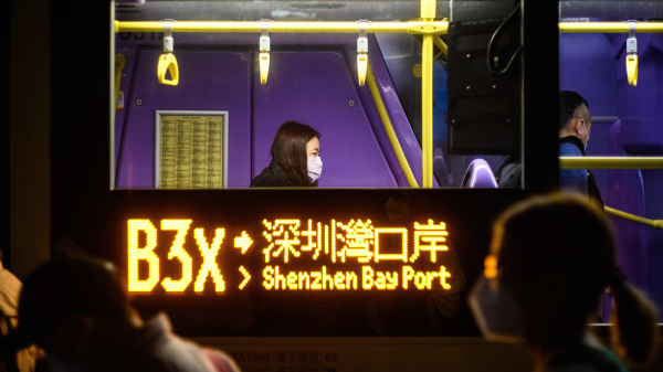 1月5日特首李家超宣布，本月8日起香港与内地实施首阶段通关。图为香港屯门前往深圳湾口岸的巴士。（图片来源：Getty Images）