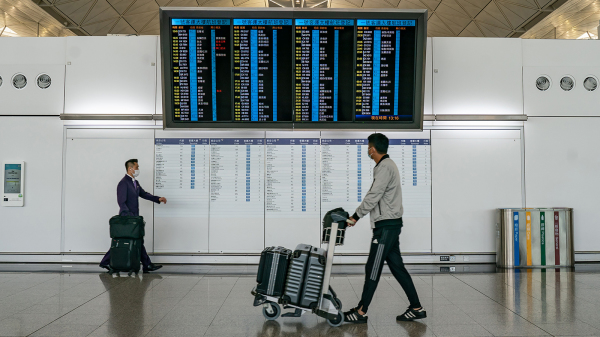 三年「清零」導致香港旅遊業及其連帶行業步入低谷。圖為香港國際機場。（圖片來源：Getty Images）