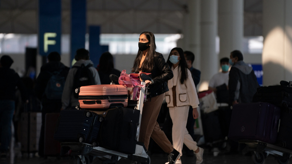圖為旅客抵達香港國際機場。（Getty Images）
