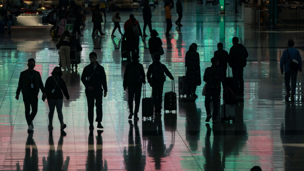 圖為香港國際機場的旅客。（圖片來源：Getty Images）