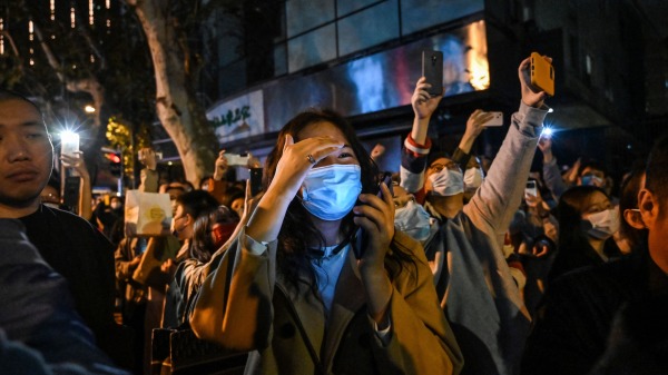 上海民眾在街頭參加白紙運動抗議中共極端控制