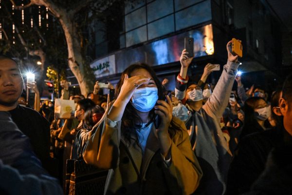 上海民众在街头参加白纸运动抗议中共极端控制