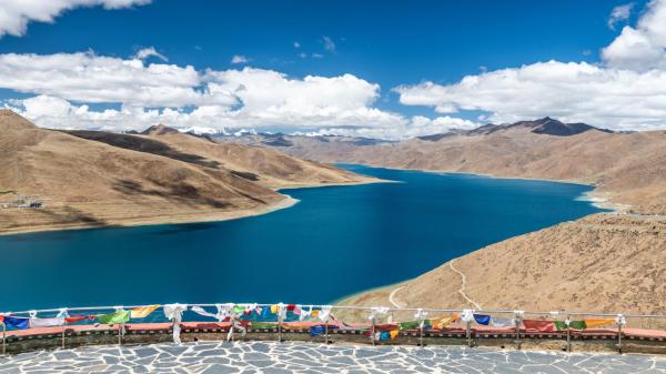 羊卓雍错与纳木错和玛旁雍错并称西藏三大圣湖。