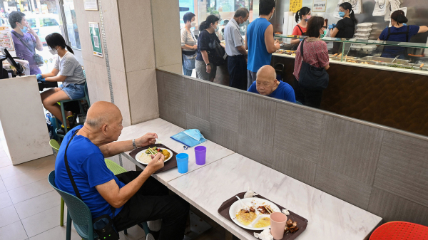 图为香港老人在餐厅就餐。（图片来源：Getty Images）