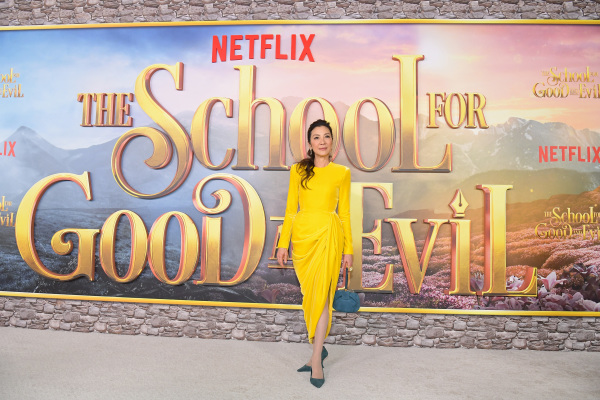 楊紫瓊出席 2022 年 10 月 18 日在加利福尼亞州洛杉磯攝政村劇院舉行的 Netflix 善惡學校的全球首映式。