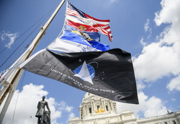 圖為2021 年 5 月 22 日，在明尼蘇達州聖保羅市的明尼蘇達州議會大廈外，一根旗桿上懸掛著美國太空軍（US Space Force）旗幟和其他武裝部隊的旗幟。（圖片來源：Stephen Maturen/Getty Images）