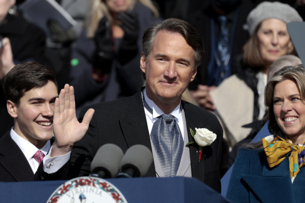 圖為2022年1月15日，政治素人格倫·揚金（Glenn Youngkin）宣誓成為美國弗吉尼亞州第74任州長。（圖片來源：Anna Moneymaker/Getty Images）