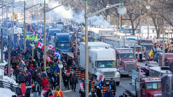  2022年1月29日，上萬卡車司機從全加拿大各地匯聚到渥太華抗議強制抗疫政策。（圖片來源： LARS HAGBERG/AFP via Getty Images)