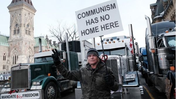 2022年2月9日，数百辆加拿大卡车停在渥太华市中心，抗议跨境司机的强制疫苗令以及其他强制防疫措施。（图片来源：Spencer Platt/Getty Images）