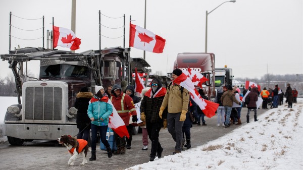 加拿大卡車司機車隊的支持者聚集在多倫多郊外抗議強制跨境卡車司機接種疫苗。