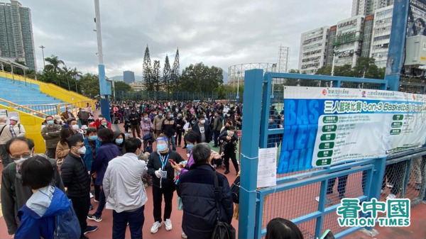 图为香港市民在户外采样站排队接受病毒检测。（图片来源：读者提供）