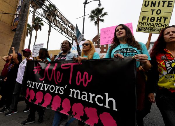 图为2017年11月12，美国加利福尼亚州好莱坞，数百名女性举行“我也是”（#MeToo）游行，抗议性骚扰、性侵、性虐待。（图片来源：MARK RALSTON/AFP via Getty Images）