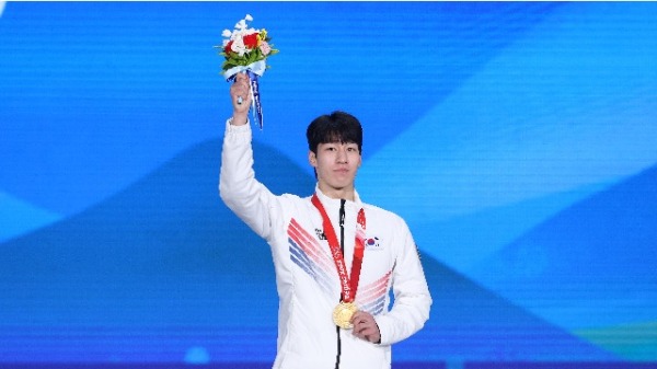 2022年2月10日，北京冬奥会第6天，韩国黄大宪夺得男子1500米短道速滑金牌。